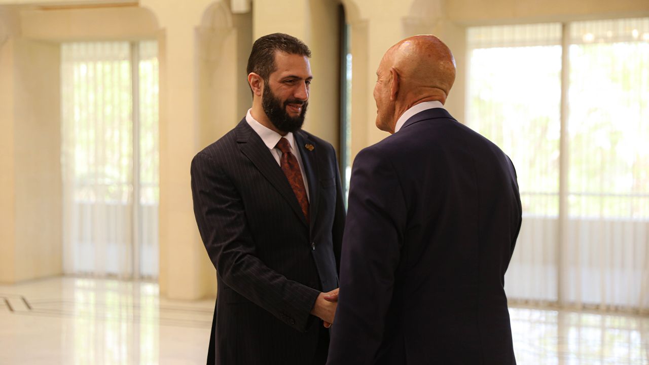 الرئيس السوري أحمد الشرع يستقبل المبعوث الأمريكي توم باراك في دمشق