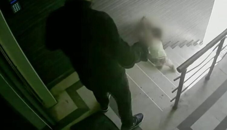 غضب واسع في تركيا بعد تداول مشهد لأب يركل طفلته ذات الثلاث سنوات ويُسقطها من على الدرج