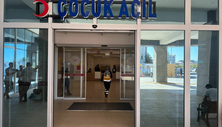 عاجل: طفل عمره 8 سنوات يحاصر نفسه في صندوق سيارة بأديامان وحالته حرجة