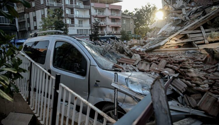 حصيلة أولية لزلزال باليكيسير 6.1 درجات: قتيل و29 جريحاً وعشرات المباني المنهارة