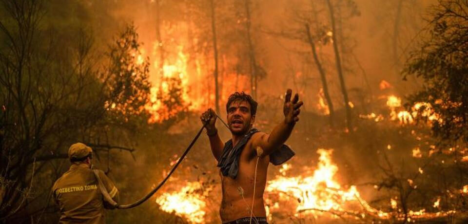 اليونان تحترق: مئات الحرائق تلتهم المدن والقرى وعمليات إجلاء كبرى تهز البلاد