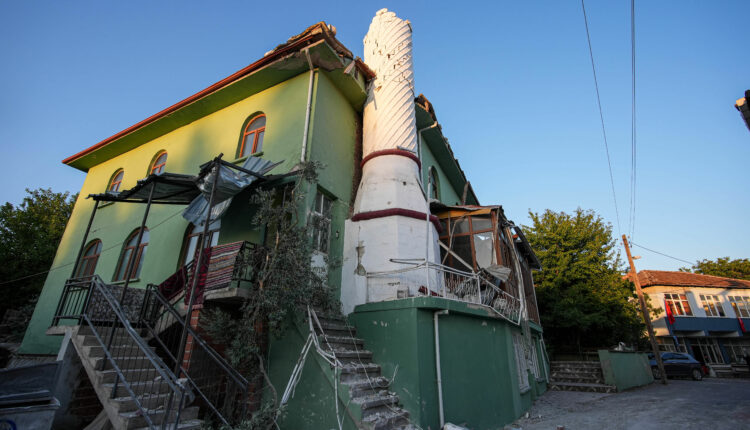 شاهد الأضرار التي تسبب بها زلزال تركيا في الأمس في مدينة باليكسير