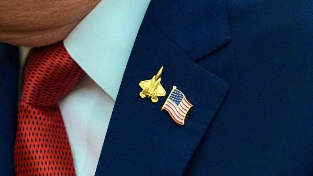 ضجة عالمية بسبب شعار وضعه ترامب على صدره خلال لقائه بالرئيس أردوغان (صورة) ضجة عالمية بسبب شعار وضعه ترامب على صدره خلال لقائه بالرئيس أردوغان (صورة)