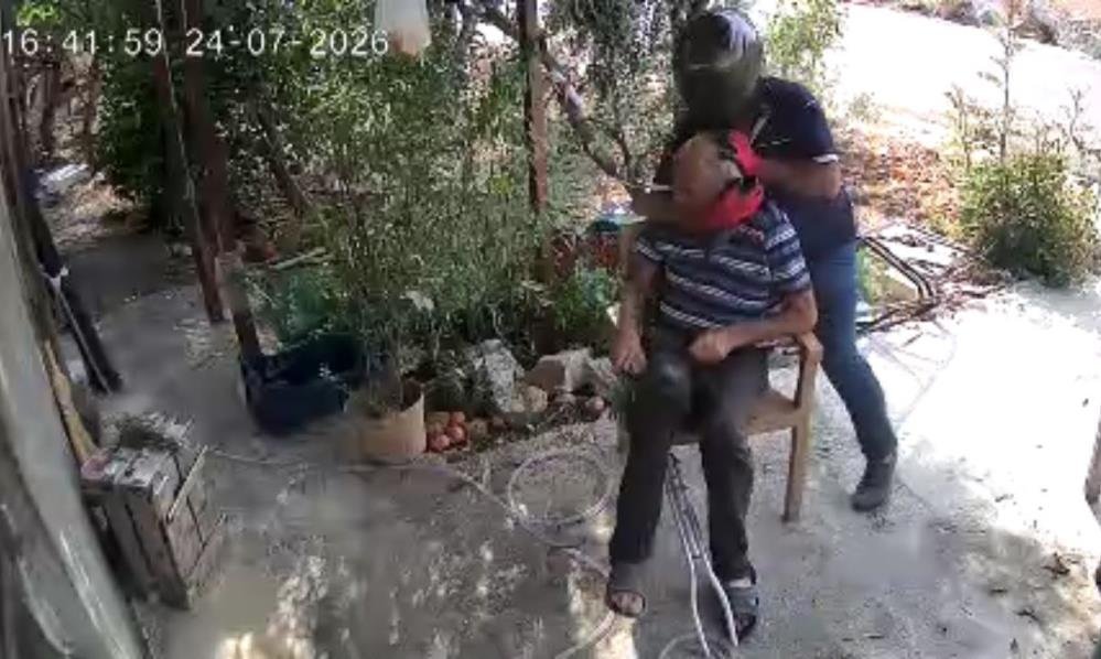 اعتداء وحشي على مسن مقعد في مرسين يثير الغضب (فيديو)