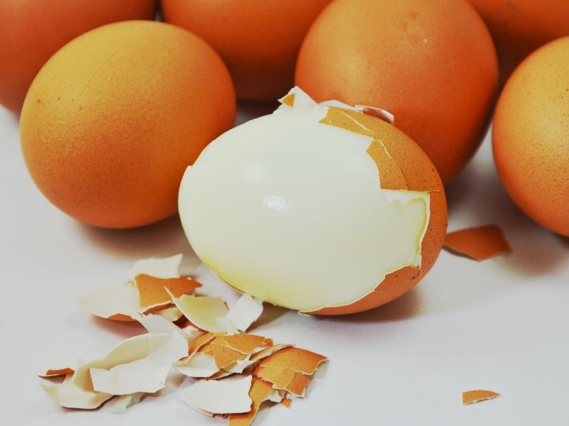 حيلة ذكية وبسيطة لتقشير البيض المسلوق بلمسة واحدة دون أن يلتصق بالقشرة