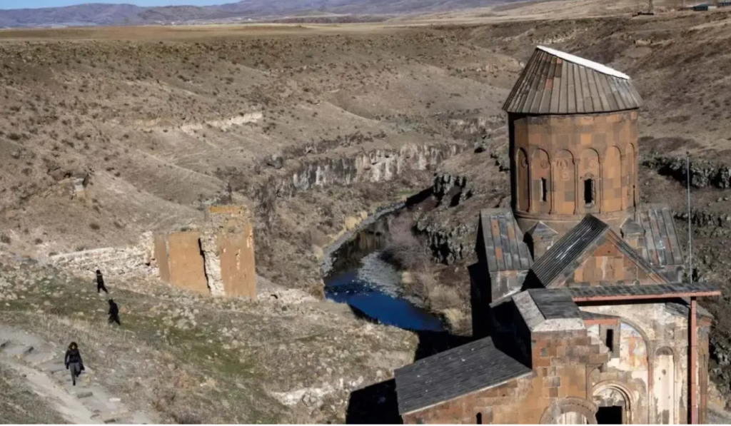 حدث فريد من نوعه بين تركيا وأرمينيا! إعادة إحياء جسر "آني" رمز طريق الحرير الذي يعود تاريخه إلى قرون