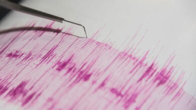 زلزال بقوة 7.7 درجات يضرب إندونيسيا ويودي بحياة 5 أشخاص على الأقل تحت الأنقاض