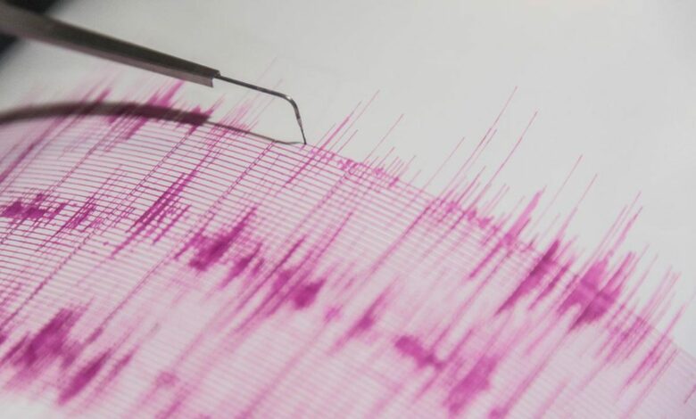 زلزال بقوة 7.7 درجات يضرب إندونيسيا ويودي بحياة 5 أشخاص على الأقل تحت الأنقاض