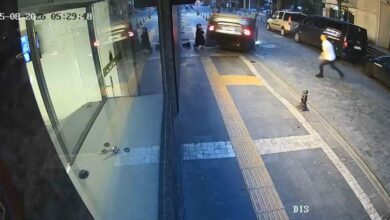 إصابة طفيفة لسائق سيارة اصطدمت بحافلة صغيرة متوقفة وانقلبت في أكشابات بطرابزون