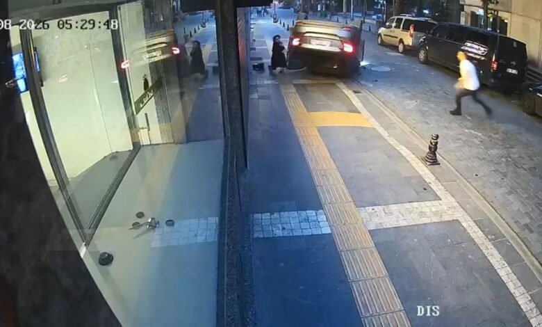 إصابة طفيفة لسائق سيارة اصطدمت بحافلة صغيرة متوقفة وانقلبت في أكشابات بطرابزون