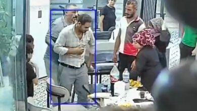 إنقاذ زبون من الاختناق أثناء تناول الشاورما في مطعم بولاية هاتاي التركية بمناورة هيمليك.. والكاميرات توثق اللحظة