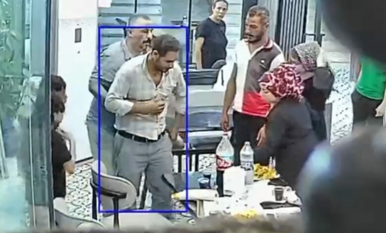 إنقاذ زبون من الاختناق أثناء تناول الشاورما في مطعم بولاية هاتاي التركية بمناورة هيمليك.. والكاميرات توثق اللحظة