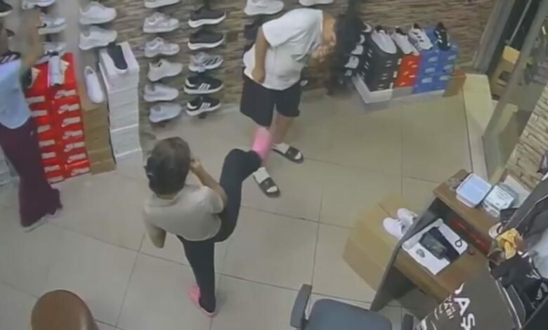 كاميرات المراقبة توثق لحظة سرقة أمام متجر أحذية في أفجيلار بإسطنبول