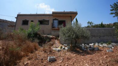 اعتداءات المستوطنين تجبر عائلة فلسطينية على مغادرة منزلها