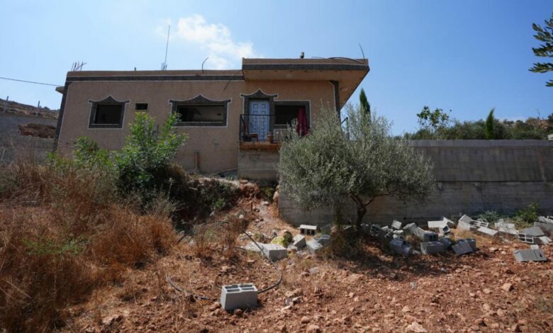 اعتداءات المستوطنين تجبر عائلة فلسطينية على مغادرة منزلها