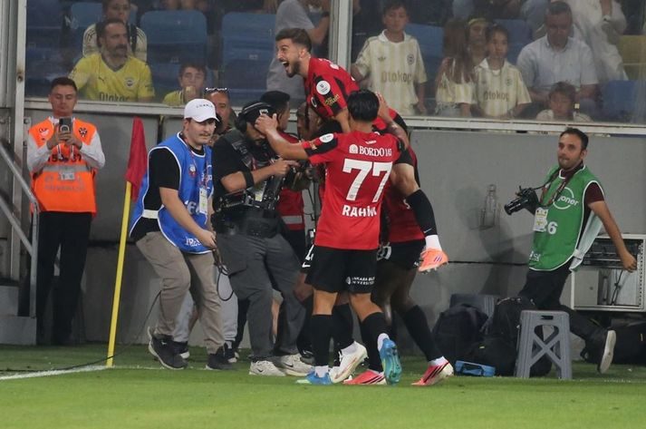 غنجلر بيرليغي يهزم فنربخشة 2-1 في افتتاح الدوري التركي