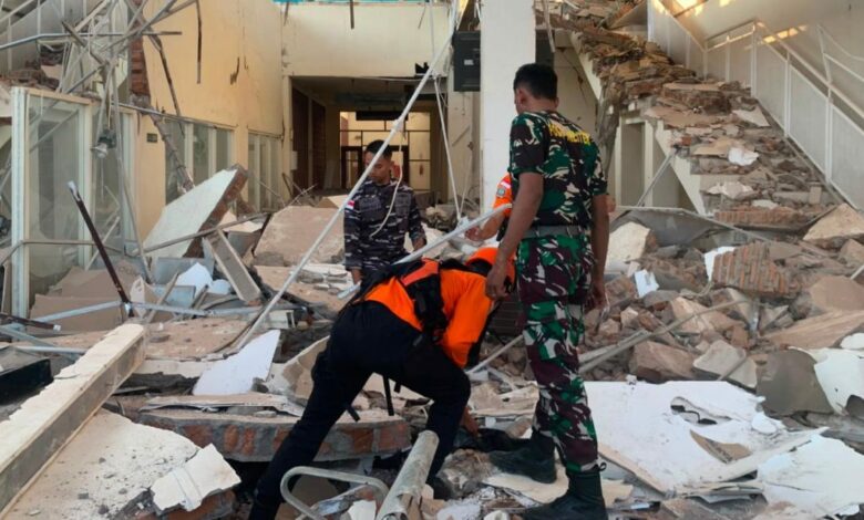 زلزال إندونيسيا 7.7 يرفع حصيلة الضحايا إلى 53 قتيلاً