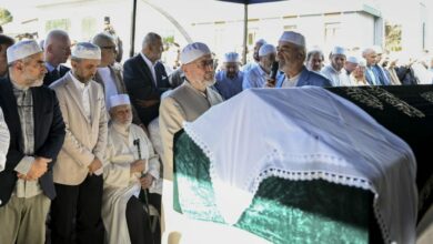 وفاة زوجة الداعية عبد الله سيرت في حادث مروري ودفنها بحضور جمع غفير من المشيعين