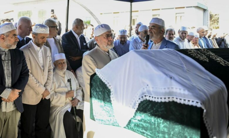 وفاة زوجة الداعية عبد الله سيرت في حادث مروري ودفنها بحضور جمع غفير من المشيعين