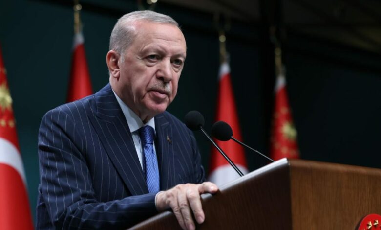 **إردوغان يعزّي الأمة في الذكرى الـ27 لزلزال مرمرة: "لن ننسى شهداءنا ولن نتوانى عن تعزيز البنية التحتية"**