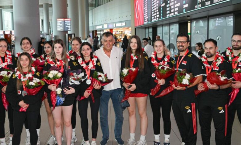 عاجل: "نجمة المنتخب الوطني تعود إلى إسطنبول بعد إنجاز تاريخي بوصافة العالم للكرة الطائرة للسيدات تحت 17 عامًا"