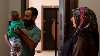 عاجل: وزير البيئة التركي يشارك صورًا لعائلة "باشار" في منزلها الجديد ضمن مشروع "أول بيت لي" الاجتماعي بملاتيا