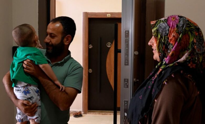 عاجل: وزير البيئة التركي يشارك صورًا لعائلة "باشار" في منزلها الجديد ضمن مشروع "أول بيت لي" الاجتماعي بملاتيا