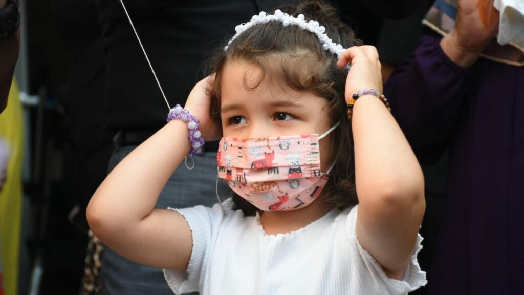 طفلة تركية تحتفل بالشفاء من اللوكيميا وعيد ميلادها الخامس في يوم واحد