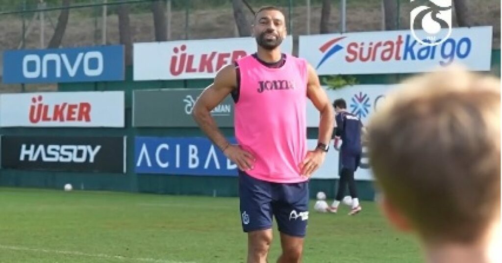 مشجع بريطاني يبلغ من العمر 8 أعوام يحقق حلمه بلقاء محمد صلاح في طرابزون سبور