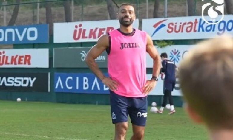 مشجع بريطاني يبلغ من العمر 8 أعوام يحقق حلمه بلقاء محمد صلاح في طرابزون سبور