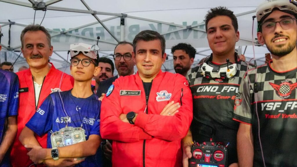سوريا. بيرقدار يتابع منافسات TEKNOFEST للطائرات المسيّرة في شرناق