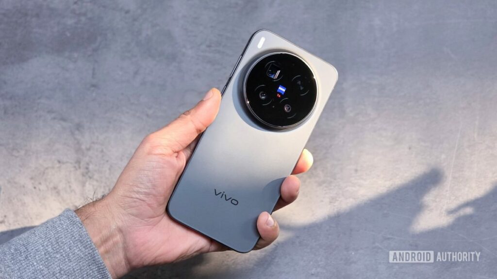 فيفو تكشف عن سلسلة X500 بمستشعر سوني بديناميكي 17 توقفًا وتصوير بطيء 4K