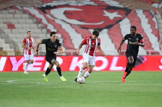 سيفاس سبور ومانيسا يتعادلان 2-2 في مباراة مثيرة بالدوري التركي