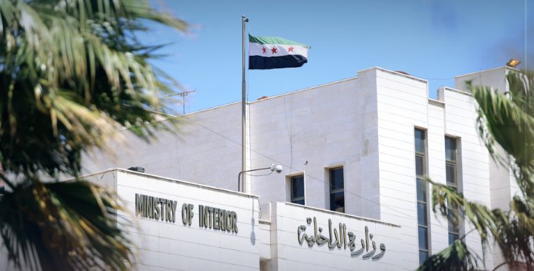 سوريا.. الأمن الداخلي في حلب يوضح ملابسات فيديو الشرطي ياسر العيسى ويكشف الإجراءات التأديبية المتخذة بحقه
