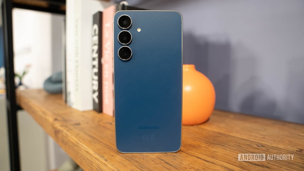 تسريب أغطية Galaxy S26 FE في متجر جنوب أفريقي يرجّح قرب الإعلان عنه