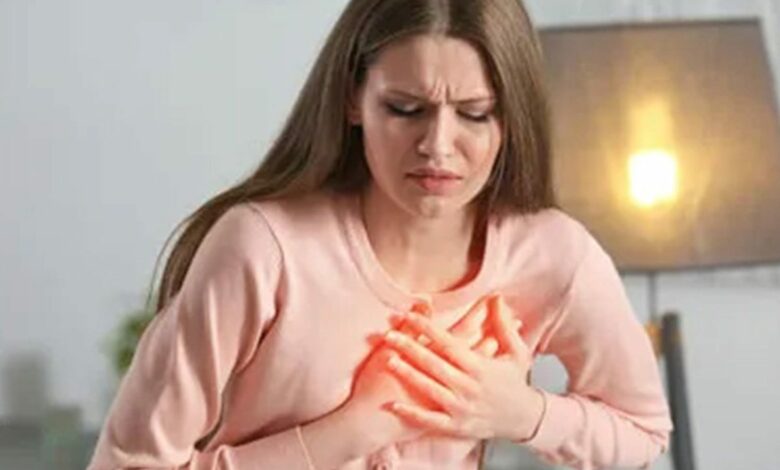 أمراض القلب لدى النساء بعد انقطاع الطمث: أعراض مختلفة وتشخيص متأخر يكلف الأرواح