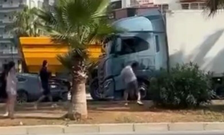 عاجل | مرسين: سائق شاحنة يصطدم بسيارة بعد كسر سائقها زجاج مركبته ويلوذ بالفرار