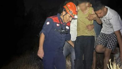 عاجل | الدفاع المدني التركي ينقذ شخصًا فقد اتجاهه بعد نومه على صخرة في هاتاي