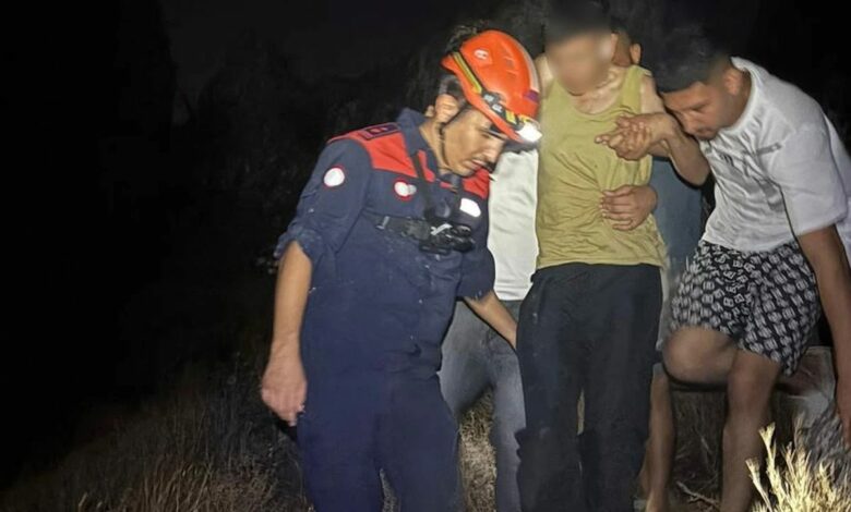 عاجل | الدفاع المدني التركي ينقذ شخصًا فقد اتجاهه بعد نومه على صخرة في هاتاي
