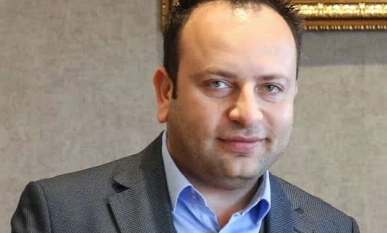 عاجل | إسماعيل جانق يسلم نفسه للعدالة في إسطنبول بعد مذكرة بحث بقضية الصحفي جيم كوجوك