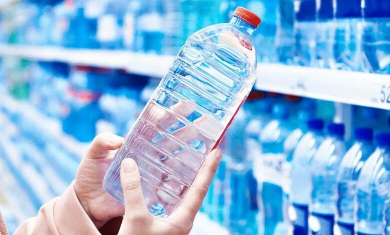 تجربة عملية تكشف تأثيرات شرب 2.5 لتر ماء يوميًا.. وخبراء يحذرون من التسمم المائي