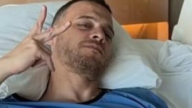 الممثل التركي كريم بورسين يخضع لعملية جراحية وينشر صورة من غرفة المستشفى