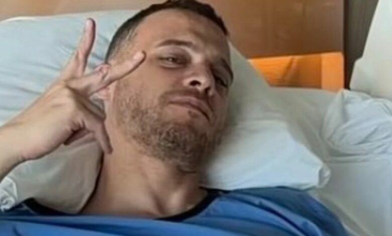 الممثل التركي كريم بورسين يخضع لعملية جراحية وينشر صورة من غرفة المستشفى
