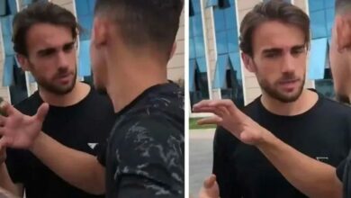 يونس أكغون يوبخ مشجعًا أدى حركة "مخلب النسر" في مناسبة عامة