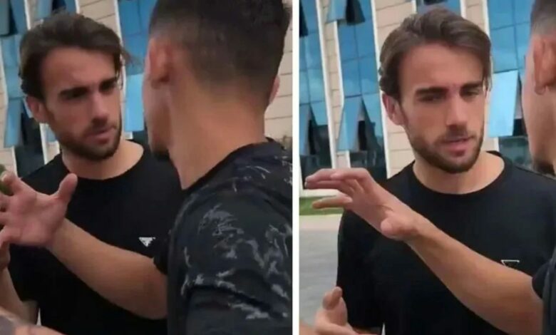 يونس أكغون يوبخ مشجعًا أدى حركة "مخلب النسر" في مناسبة عامة