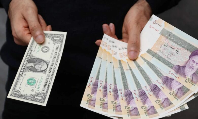 إيران تعترف بثقل الحرب الاقتصادي وخامنئي يطالب بمعالجة عاجلة