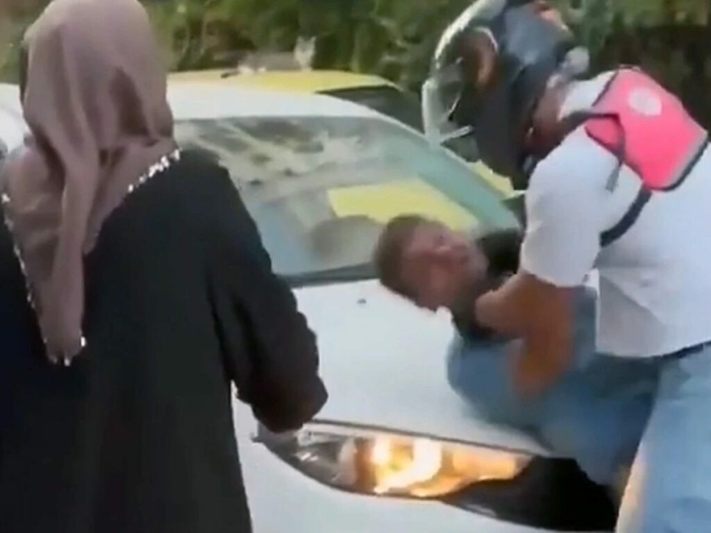 عاجل | عنف في شوارع أنطاليا: سائق دراجة توصيل يعتدي بالضرب على قائد سيارة