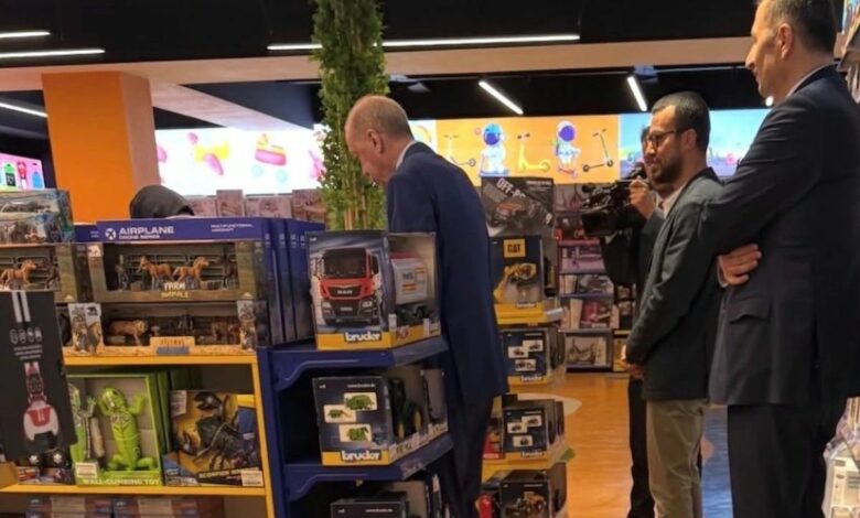عاجل | أردوغان يتفقد متجر ألعاب في إسطنبول بصحبة حفيده ويوزع هدايا على الأطفال