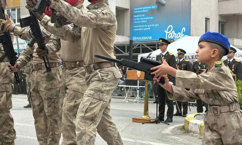 عاجل | طفل يرتدي زيًا عسكريًا ويمسك بندقية لعبة يرافق جنود الكوماندوز في احتفالات يوم النصر التركي