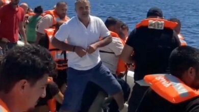 عاجل | لحظات الرعب الأخيرة.. فيديو من داخل القارب الغارق قبالة سواحل غيرني